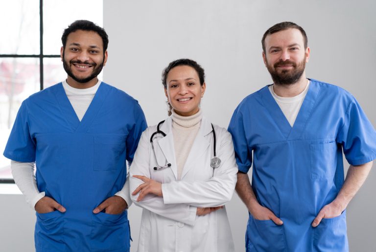 equipo-enfermera-medico-listo-dia-trabajo